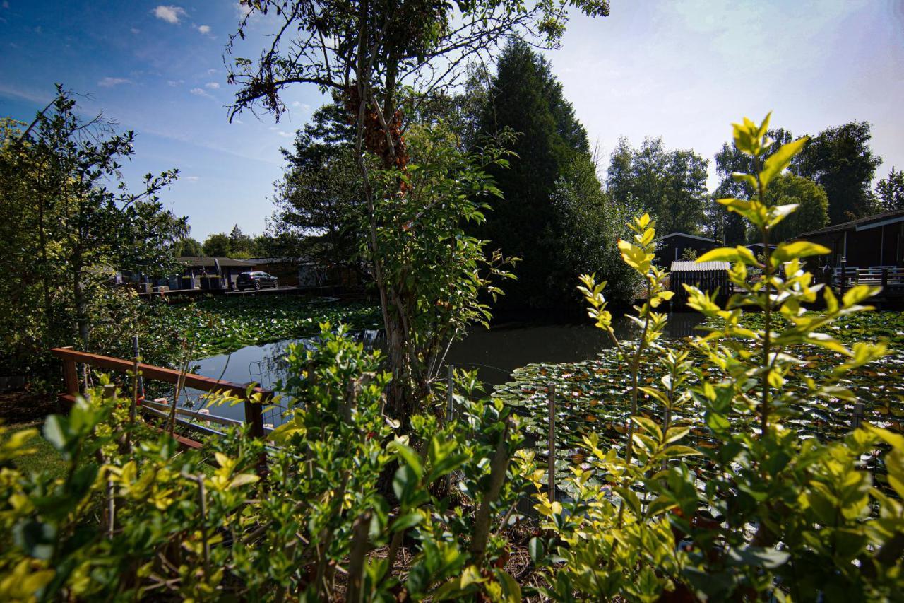 Rustig Gelegen Chalet Kapeki Met Tuin Aan Het Water Geel Exterior photo